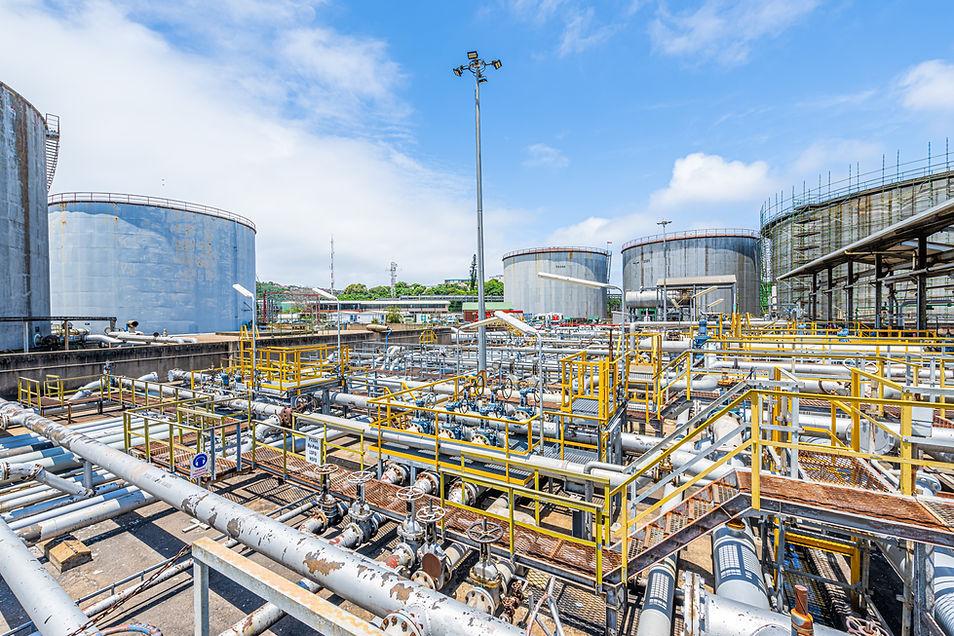 Dépôt de stockage d'hydrocarbures et réseau de conduites